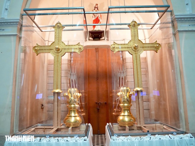 Đặt 2 Thánh giá mạ vàng nặng 400 kg lên đỉnh nhà thờ Đức Bà ngày 19.3 - Ảnh 1.