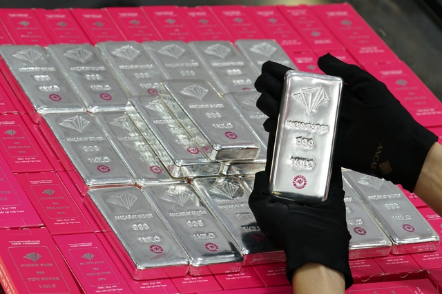 Giá vàng, giá bạc 'lao dốc không phanh' ngay đầu tuần - Ảnh 1.