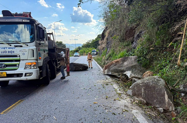 Xử lý khối đá hàng chục tấn chênh vênh trên đèo Bảo Lộc - Ảnh 3.