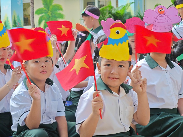 Tuyển sinh đầu cấp TP.HCM: Phân tuyến lớp 1, lớp 6 theo tiêu chí nào? - Ảnh 2.