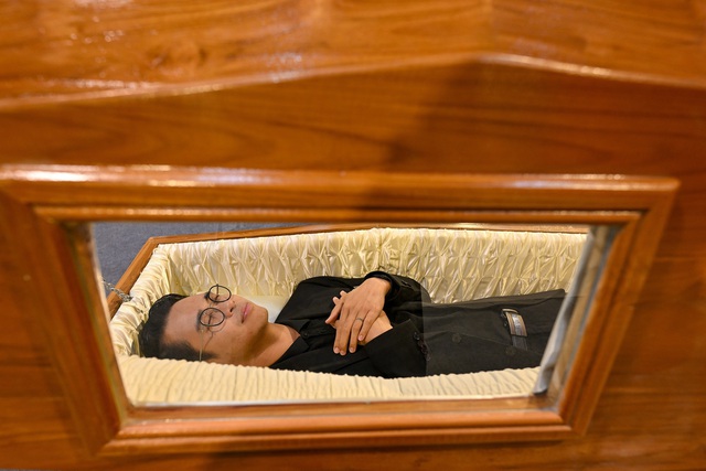 Một lễ hội ở Thái Lan mời khách vào quan tài 'thử chết' - Ảnh 1.