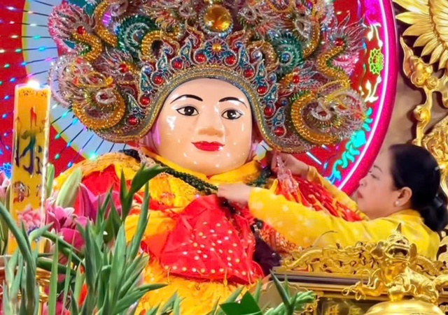 Gần 1,8 triệu lượt du khách đến vía Bà Chúa Xứ Núi Sam - Ảnh 1.