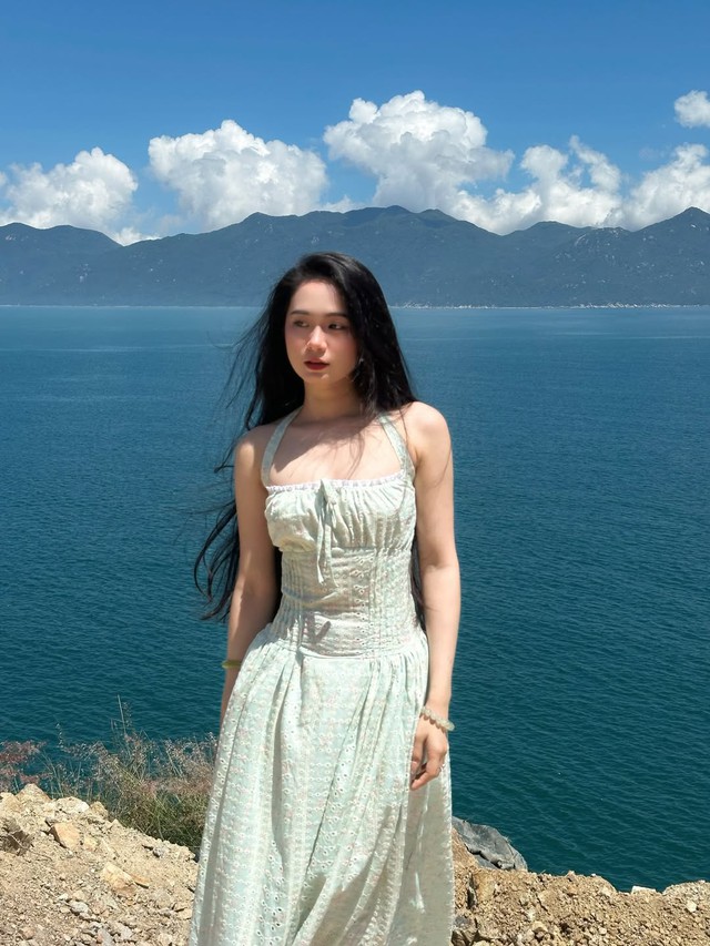 Hè rực rỡ cùng váy maxi giúp da sáng bật tông - Ảnh 1.