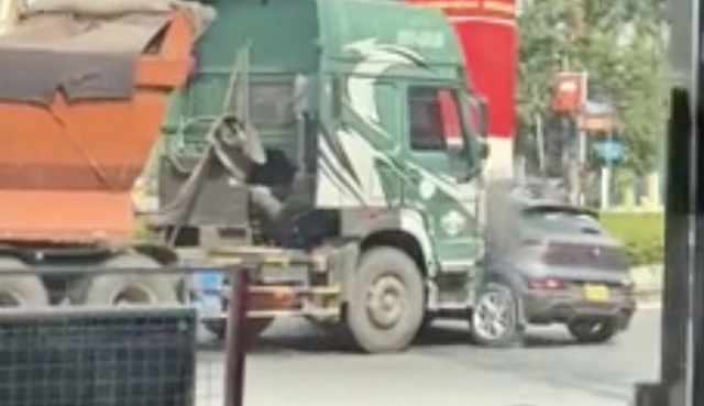 Xử l&yacute; t&agrave;i xế xe đầu k&eacute;o ủi xe du lịch giữa v&ograve;ng xoay ở TP.HCM - Ảnh 1.