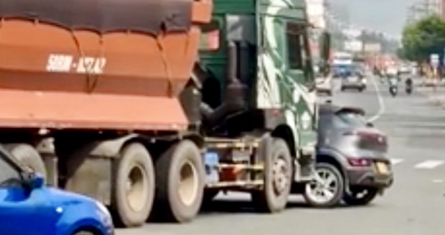 Xử l&yacute; t&agrave;i xế xe đầu k&eacute;o ủi xe du lịch giữa v&ograve;ng xoay ở TP.HCM - Ảnh 2.