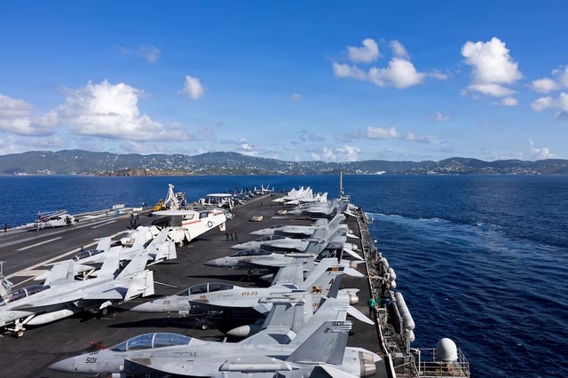 T&agrave;u s&acirc;n bay mới nhất của Mỹ phải cập cảng sau vụ ch&aacute;y hơn 30 tiếng  - Ảnh 1.