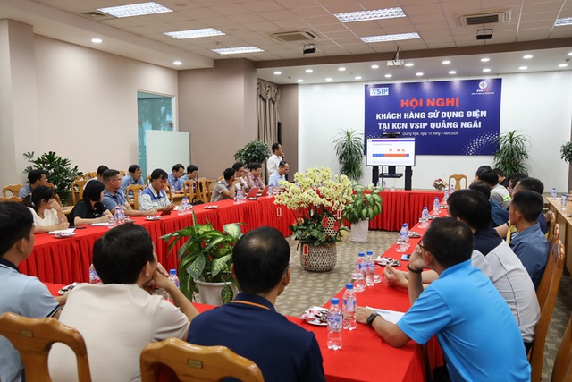 PC Quảng Ng&atilde;i gặp gỡ doanh nghiệp KCN VSIP, cam kết n&acirc;ng chất lượng điện - Ảnh 1.