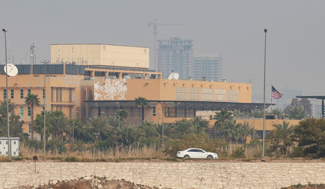 Đại sứ quán Mỹ tại Iraq bị tấn công cực mạnh - Ảnh 2.