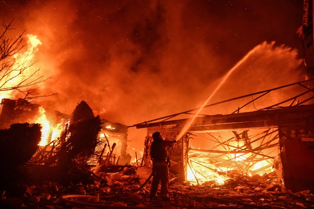 Chiến sự Ukraine ng&agrave;y 1.483: Nga b&aacute;o động trước l&agrave;n s&oacute;ng UAV của Kyiv - Ảnh 1.