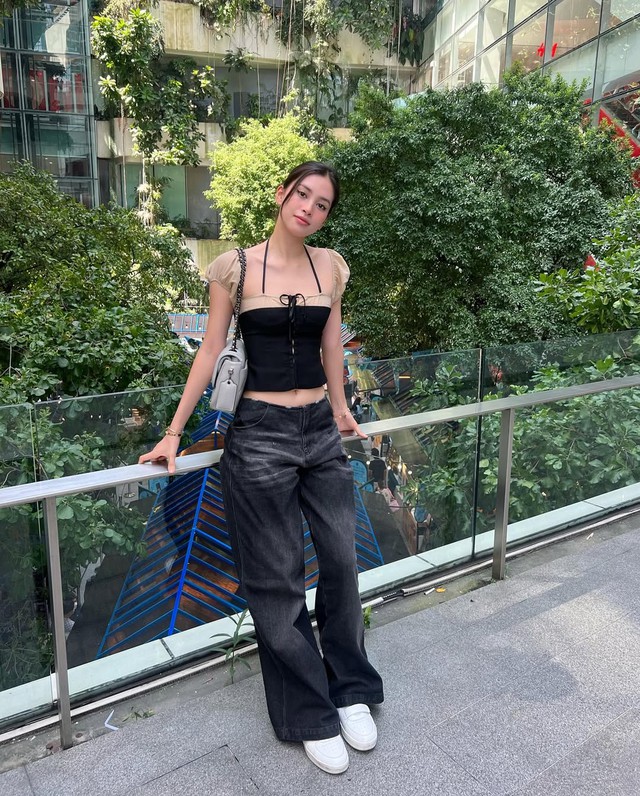 Quần cạp thấp đang đánh dấu sự trở lại đầy cuốn hút của tinh thần Y2K- Ảnh 5.