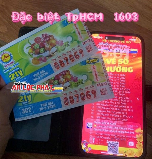 TP.HCM: Mua gi&uacute;p người b&aacute;n dạo, anh b&aacute;n nước cam tr&uacute;ng 4 tỉ xổ số miền Nam  - Ảnh 1.