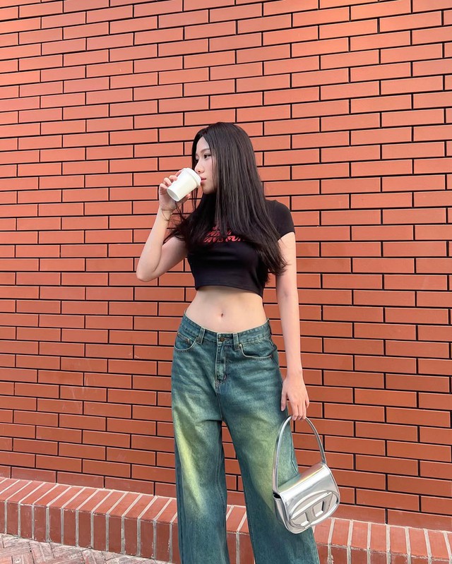 Quần cạp thấp đang đánh dấu sự trở lại đầy cuốn hút của tinh thần Y2K- Ảnh 7.