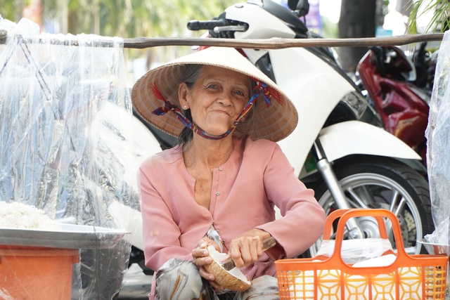 Gánh bánh tráng kẹo mạch nha 40 năm: ‘Bà ngoại’ bán chỉ chục cái vẫn yêu nghề- Ảnh 6. Gánh bánh tráng kẹo mạch nha 40 năm: ‘Bà ngoại’ bán chỉ chục cái vẫn yêu nghề- Ảnh 6.
