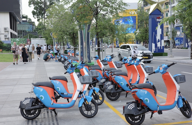 Người d&acirc;n, du kh&aacute;ch h&agrave;o hứng trải nghiệm xe đạp điện c&ocirc;ng cộng- Ảnh 2.