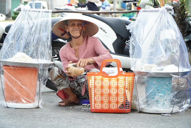 Gánh bánh tráng kẹo mạch nha 40 năm: ‘Bà ngoại’ bán chỉ chục cái vẫn yêu nghề- Ảnh 1. Gánh bánh tráng kẹo mạch nha 40 năm: ‘Bà ngoại’ bán chỉ chục cái vẫn yêu nghề- Ảnh 1.