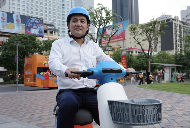 Người d&acirc;n, du kh&aacute;ch h&agrave;o hứng trải nghiệm xe đạp điện c&ocirc;ng cộng- Ảnh 4.