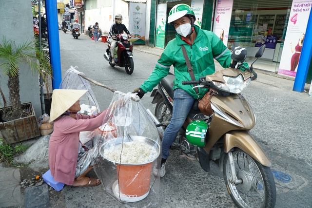Gánh bánh tráng kẹo mạch nha 40 năm: ‘Bà ngoại’ bán chỉ chục cái vẫn yêu nghề- Ảnh 2. Gánh bánh tráng kẹo mạch nha 40 năm: ‘Bà ngoại’ bán chỉ chục cái vẫn yêu nghề- Ảnh 2.
