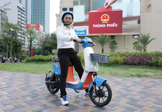 Người d&acirc;n, du kh&aacute;ch h&agrave;o hứng trải nghiệm xe đạp điện c&ocirc;ng cộng- Ảnh 5.