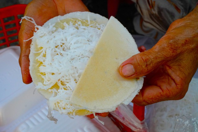 Gánh bánh tráng kẹo mạch nha 40 năm: ‘Bà ngoại’ bán chỉ chục cái vẫn yêu nghề- Ảnh 4. Gánh bánh tráng kẹo mạch nha 40 năm: ‘Bà ngoại’ bán chỉ chục cái vẫn yêu nghề- Ảnh 4.