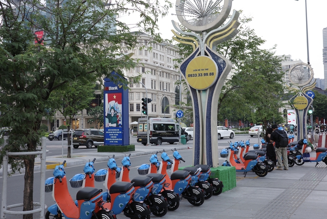 Người d&acirc;n, du kh&aacute;ch h&agrave;o hứng trải nghiệm xe đạp điện c&ocirc;ng cộng- Ảnh 6.