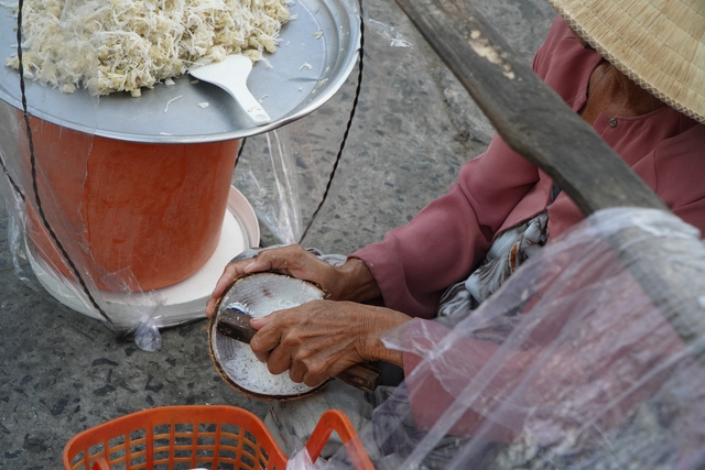 Gánh bánh tráng kẹo mạch nha 40 năm: ‘Bà ngoại’ bán chỉ chục cái vẫn yêu nghề- Ảnh 3. Gánh bánh tráng kẹo mạch nha 40 năm: ‘Bà ngoại’ bán chỉ chục cái vẫn yêu nghề- Ảnh 3.