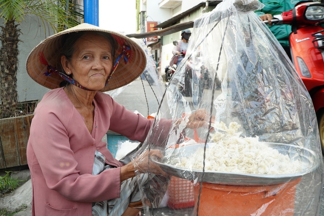 Gánh bánh tráng kẹo mạch nha 40 năm: ‘Bà ngoại’ bán chỉ chục cái vẫn yêu nghề- Ảnh 5. Gánh bánh tráng kẹo mạch nha 40 năm: ‘Bà ngoại’ bán chỉ chục cái vẫn yêu nghề- Ảnh 5.