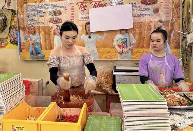 'Th&aacute;nh gỏi đu đủ' Ty Thy nổi tiếng TP.HCM nghỉ b&aacute;n m&oacute;n quen, đổi sang m&oacute;n mới - Ảnh 1.