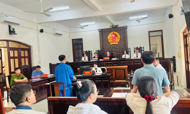 Tuy&ecirc;n &aacute;n b&aacute;c sĩ ch&eacute;m đồng nghiệp ngay tại ph&ograve;ng kh&aacute;m- Ảnh 1.