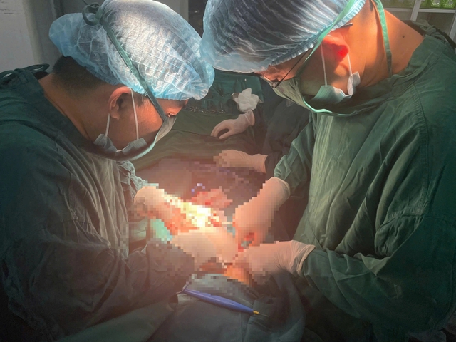 Cấp cứu sản phụ bị u nang buồng trứng k&iacute;ch thước gần 10 cm - Ảnh 1.