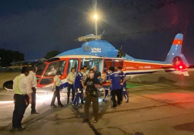 Trực thăng cấp cứu 300 triệu đồng đưa du khách đột quỵ từ Côn Đảo vào TP.HCM - Ảnh 2.