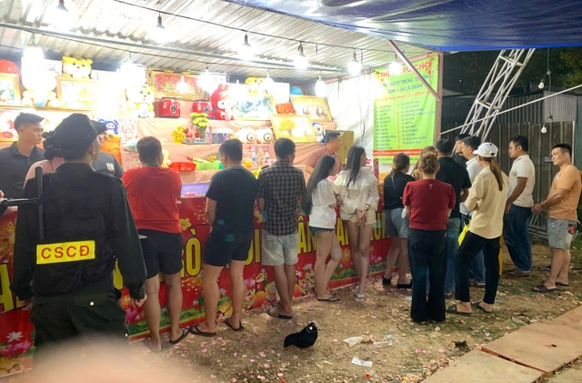 Khởi tố 21 bị can li&ecirc;n quan đến vụ lừa đảo ' bốc thăm - t&iacute;ch điểm đổi iPhone ' tại T&acirc;y Ninh - Ảnh 1.