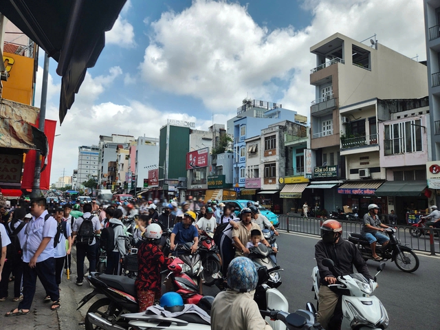 Sở Xây dựng TP.HCM nói gì về việc học sinh không có vỉa hè đi bộ?- Ảnh 2. Sở Xây dựng TP.HCM nói gì về việc học sinh không có vỉa hè đi bộ?- Ảnh 2.