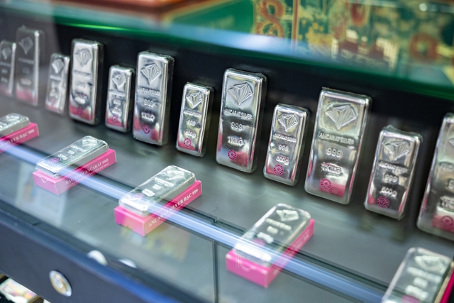 Giá vàng giảm nhẹ, giá bạc bật tăng - Ảnh 1.