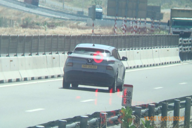 CSGT cảnh b&aacute;o lỗi vi phạm tr&ecirc;n cao tốc TP.HCM - V&acirc;n Phong nhiều người bị phạt - Ảnh 1.