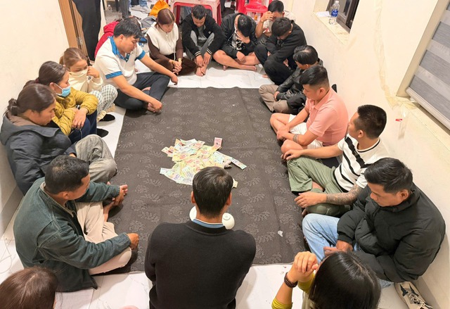  'Biến' nhà riêng thành sòng bạc cho 16 người xóc đĩa - Ảnh 1.
