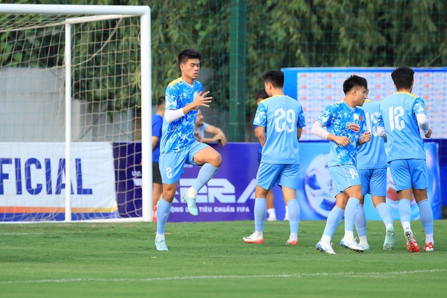 &lsquo;T&ograve;a th&aacute;p&rsquo; 1,96 m v&agrave; Việt kiều Moric nổi bần bật giữa d&agrave;n sao U.23 Việt Nam, trợ l&yacute; thầy Kim l&ecirc;n tiếng- Ảnh 3.