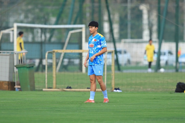 &lsquo;T&ograve;a th&aacute;p&rsquo; 1,96 m v&agrave; Việt kiều Moric nổi bần bật giữa d&agrave;n sao U.23 Việt Nam, trợ l&yacute; thầy Kim l&ecirc;n tiếng- Ảnh 4.