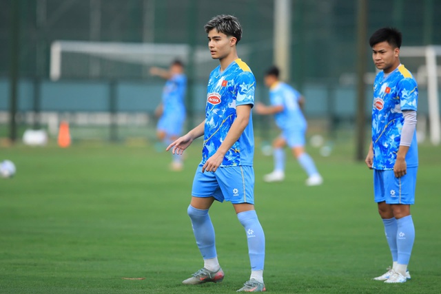 &lsquo;T&ograve;a th&aacute;p&rsquo; 1,96 m v&agrave; Việt kiều Moric nổi bần bật giữa d&agrave;n sao U.23 Việt Nam, trợ l&yacute; thầy Kim l&ecirc;n tiếng- Ảnh 6.