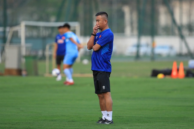 &lsquo;T&ograve;a th&aacute;p&rsquo; 1,96 m v&agrave; Việt kiều Moric nổi bần bật giữa d&agrave;n sao U.23 Việt Nam, trợ l&yacute; thầy Kim l&ecirc;n tiếng- Ảnh 1.