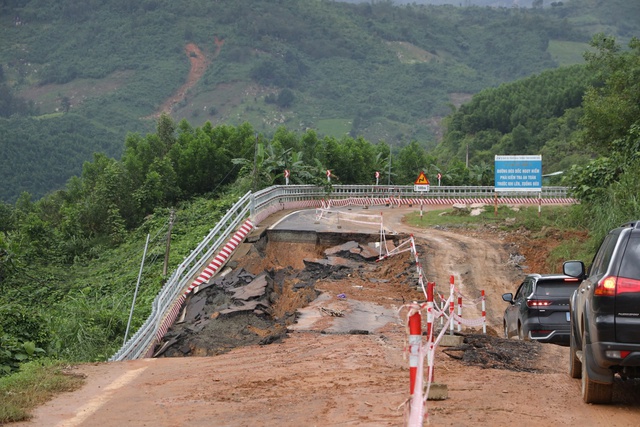 Kh&aacute;nh H&ograve;a: Tiến độ sửa chữa c&aacute;c tuyến giao th&ocirc;ng hư hỏng do mưa lũ c&ograve;n chậm- Ảnh 1.