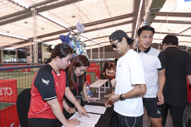 Cựu danh thủ Nguyễn Hồng Sơn xuất hiện trong ngày Lý Hoàng Nam đón đồng đội mới- Ảnh 5.