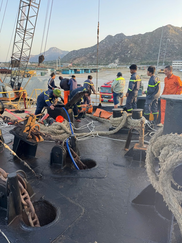 Kh&aacute;nh h&ograve;a: 3 Người tử vong v&agrave; 2 người bị thương tr&ecirc;n t&agrave;u h&agrave;ng Trường Nguy&ecirc;n 18 - Ảnh 1.