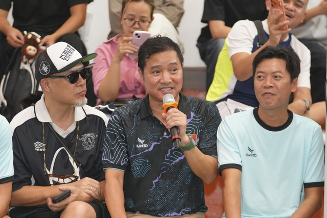 Cựu danh thủ Nguyễn Hồng Sơn xuất hiện trong ngày Lý Hoàng Nam đón đồng đội mới- Ảnh 3.