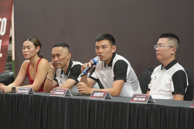 Cựu danh thủ Nguyễn Hồng Sơn xuất hiện trong ngày Lý Hoàng Nam đón đồng đội mới- Ảnh 2.