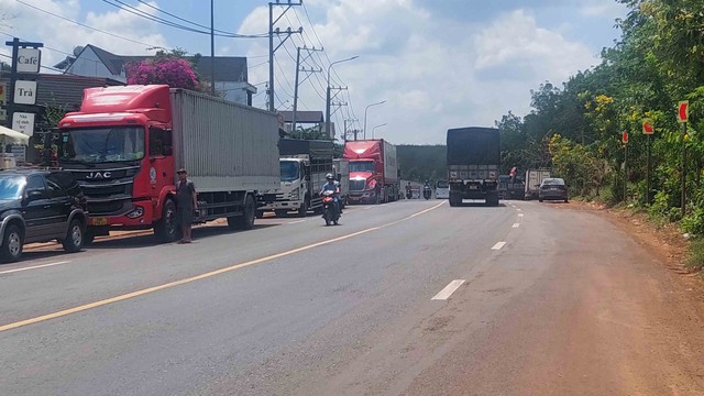 Xe máy hết lối lưu thông tại QL56 Đồng Nai cần được xử lý ngay - Ảnh 1.