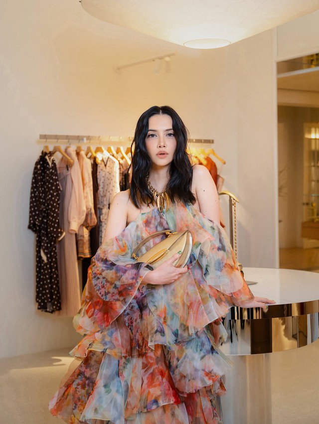 Đầm bèo nhún đa tầng tạo nét đẹp bay bổng, lãng mạn- Ảnh 2. Đầm bèo nhún đa tầng tạo nét đẹp bay bổng, lãng mạn- Ảnh 2.