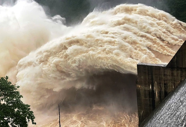 Chủ tịch TP.Đ&agrave; Nẵng đề nghị đ&aacute;nh gi&aacute; kỹ lưỡng vai tr&ograve; của thủy điện  - Ảnh 2.