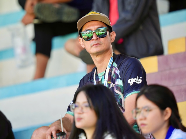 Xem giải sinh vi&ecirc;n, diễn vi&ecirc;n Huy Kh&aacute;nh bồi hồi nhớ thời 'đi ch&acirc;n trần, đ&aacute; b&oacute;ng nhựa'- Ảnh 1.