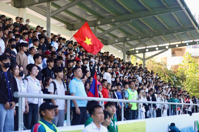 Xem giải sinh vi&ecirc;n, diễn vi&ecirc;n Huy Kh&aacute;nh bồi hồi nhớ thời 'đi ch&acirc;n trần, đ&aacute; b&oacute;ng nhựa'- Ảnh 2.