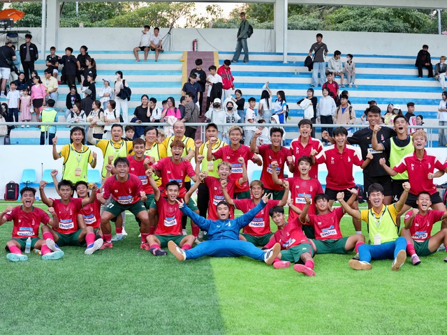 Món quà đặc biệt từ sân bóng dành tặng vợ con- Ảnh 3.